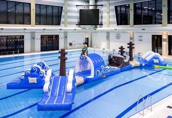 Bestellen sie doppelt aufblasbaren 16 meter langen piratenlauf-schwimmbad-parcours in einzigartigem design mit lustigen 3D-objekten und nicht weniger als 2 rutschen für kinder. Kaufen sie aufblasbare hindernisparcours jetzt online bei JB-Hüpfburgen Deutschland