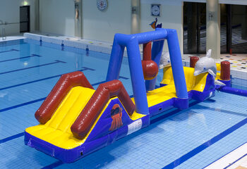 Kaufen sie den aufblasbaren wasserparcours marine run mit 3D-delfinen und coolen drucken für jung und alt. Bestellen sie aufblasbare hindernisparcours jetzt online bei JB-Hüpfburgen Deutschland