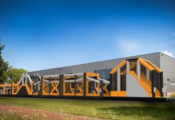 Mega-Hüpfburg mit Hindernissen