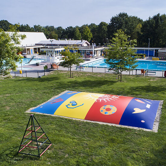 Bestellen sie bei JB-Hüpfburgen Deutschland ein maßgeschneidertes sommer-airmountain-schlauchboot für kinder. Fordern sie jetzt ein kostenloses design für aufblasbare luftberge in Ihrer eigenen corporate identity an