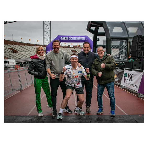 538 Radio-DJs mit einem Läufer beim Morning Run 2024 mit Zieltor von JB
