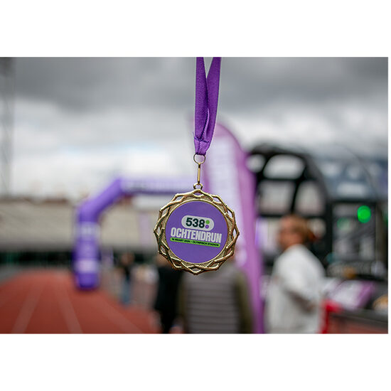 Medaille des 538 Morning Run 2024 mit dem Zieltor von JB Inflatables