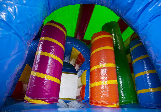 Multiplay einhorn-hüpfburg mit rutsche, säulen auf der sprungfläche und markanten 3D-objekten für kinder. Bestellen sie aufblasbare hüpfburgen online bei JB-Hüpfburgen Deutschland