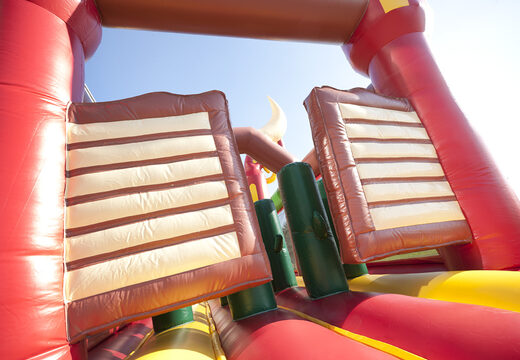 Bestellen sie einen aufblasbaren 17 meter breiten hindernisparcours im cowboy-design mit 7 spielelementen und bunten objekten für kinder. Kaufen sie aufblasbare hindernisparcours jetzt online bei JB-Hüpfburgen Deutschland
