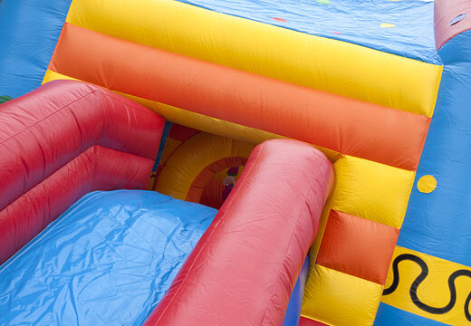 Kaufen sie bei JB-Hüpfburgen Deutschland eine aufblasbare clown-hüpfburg mit einem 3D-objekt auf dem Dach. Bestellen sie hüpfburgen online bei JB-Hüpfburgen Deutschland