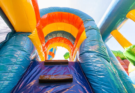 Mittelgroße aufblasbare hüpfburg mit märchenmotiv und rutsche für kinder. Bestellen sie aufblasbare hüpfburgen online bei JB-Hüpfburgen Deutschland