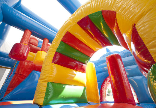 Multiplay-hai-hüpfburg mit rutsche, säulen auf der sprungfläche und markantem 3D-objekt für kinder. Bestellen sie aufblasbare hüpfburgen online bei JB-Hüpfburgen Deutschland