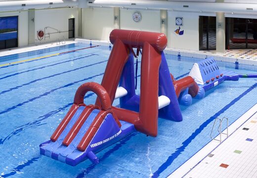Bestellen sie einen doppelt aufblasbaren Wasserhindernislauf-Pool-Parcours mit zwei Kletterwänden, einem Balancierobjekt, einem Schaukelturm und einer Rutsche für Kinder. Kaufen sie aufblasbare Hindernisparcours jetzt online bei JB-Hüpfburgen Deutschland