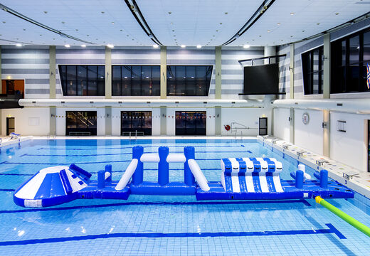 Rutschen-schwimmbad-erlebnisbahn blau/weiß 16m mit herausfordernden hindernisobjekten und rundrutsche für groß und klein. Kaufen sie aufblasbare wasserattraktionen jetzt online bei JB-Hüpfburgen Deutschland