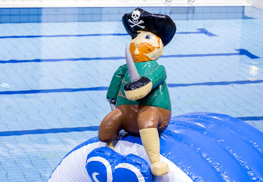 Piratenlauf-parcours in einzigartigem design mit lustigen 3D-objekten und nicht weniger als 2 rutschen für jung und alt. Kaufen sie aufblasbare schwimmbecken-hindernisparcours jetzt online bei JB-Hüpfburgen Deutschland
