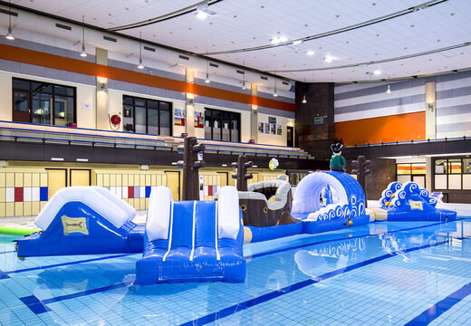 Aufblasbarer doppel-parcours 16 meter langer piratenlauf-schwimmbad-parcours in einzigartigem design mit lustigen 3D-objekten und nicht weniger als 2 rutschen für jung und alt. Bestellen sie aufblasbare schwimmbecken-hindernisparcours jetzt online bei JB-Hüpfburgen Deutschland