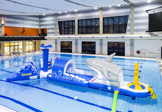 Bestellen sie 13 meter langen hindernisparcours shark run in einzigartigem design mit lustigen 3D-objekten und nicht weniger als 2 rutschen für jung und alt. Kaufen sie aufblasbare schwimmbecken-hindernisparcours jetzt online bei JB-Hüpfburgen Deutschland