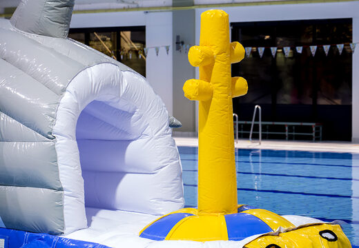 Sturmbahn-haibahn 13 meter in einzigartigem design mit lustigen 3D-objekten und nicht weniger als 2 rutschen für jung und alt. Kaufen sie aufblasbare schwimmbecken-hindernisparcours jetzt online bei JB-Hüpfburgen Deutschland