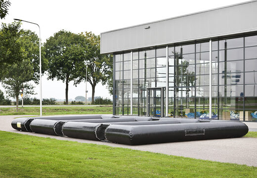 Panna-fußballplätze, die in drei kleinere felder unterteilt sind, ideal für kleinere und größere sportliche aktivitäten. Kaufen sie aufblasbare panna-fußballfelder jetzt online bei JB-Hüpfburgen Deutschland