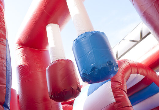 Hüpfburg im feuerwehr-design mit rutsche und lustigen objekten auf der sprungfläche für kinder. Kaufen sie aufblasbare hüpfburgen online bei JB-Hüpfburgen Deutschland