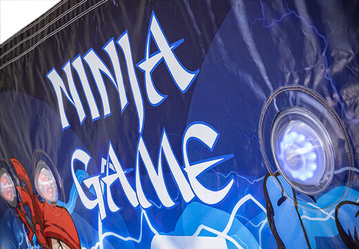 Aufblasbares IPS splash wall ninja-detail mit wasserspray auf der oberseite für jung und alt. Kaufen sie aufblasbare IPS splash walls jetzt online bei JB-Hüpfburgen Deutschland