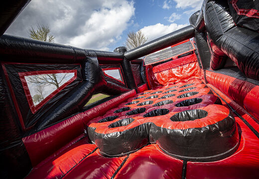 Mega 40 meter langer aufblasbarer rot-schwarzer mega-alligator-hindernisparcours. Bestellen sie aufblasbare parcours jetzt online bei JB-Hüpfburgen Deutschland
