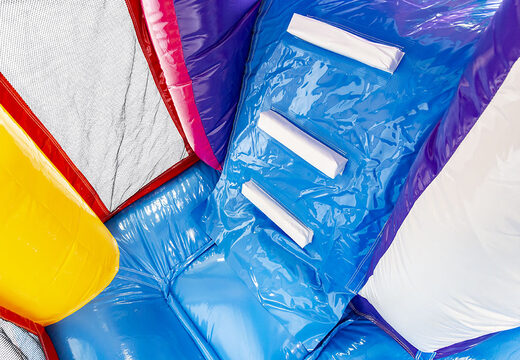 Multiplay-flamingo-hüpfburg mit rutsche, lustigen objekten auf der sprungfläche und auffälligen 3D-objekten für kinder. Bestellen sie aufblasbare hüpfburgen online bei JB-Hüpfburgen Deutschland