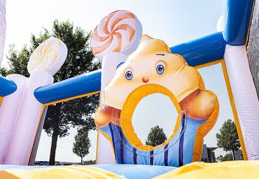 Holen sie sich eine große aufblasbare hüpfburg im candyland-stil mit mehreren rutschen und allerlei lustigen Hindernissen mit thematischen Drucken für kinder. Bestellen sie hüpfburgen online bei JB-Hüpfburgen Deutschland