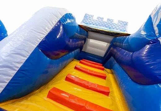 Große aufblasbare offene blaue multiplay-hüpfburg mit rutsche im piratenprinzessin-design für kinder. Kaufen sie hüpfburgen online bei JB-Hüpfburgen Deutschland