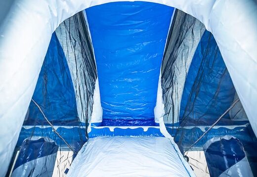 Aufblasbare multiplay-hüpfburg mit rutsche in der mitte und 3D-objekten für kinder. Bestellen sie hüpfburgen rgen online bei JB-Hüpfburgen Deutschland