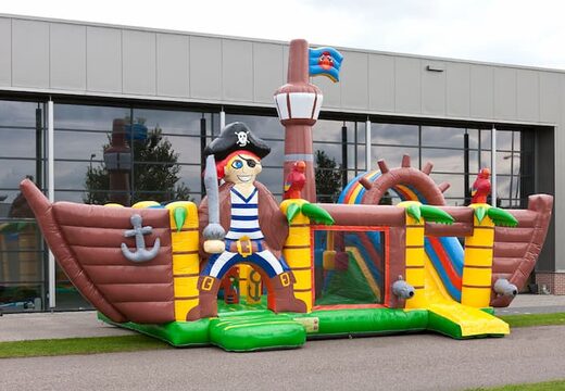 Multiplay XXL piratenboot-hüpfburg in einzigartigem design mit zwei eingängen, einer rutsche in der mitte und 3D-objekten für kinder. Kaufen sie hüpfburgen online bei JB-Hüpfburgen Deutschland