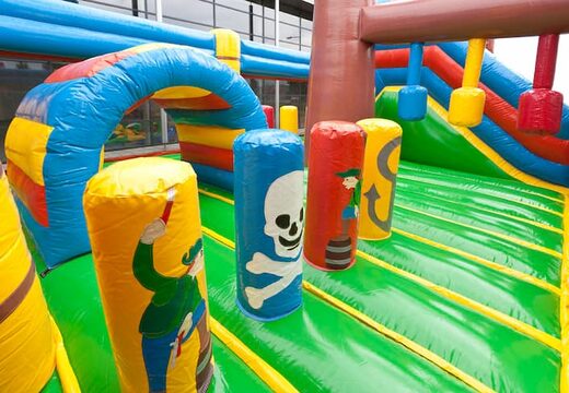 Bestellen sie eine piratenboot-hüpfburg in einzigartigem design mit zwei eingängen, einer rutsche in der mitte und 3D-objekten für kinder. Kaufen sie hüpfburgen online bei JB-Hüpfburgen Deutschland