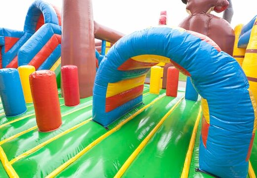 Aufblasbare multiplay-piratenboot-hüpfburg mit rutsche in der mitte und 3D-objekten für kinder. Bestellen sie hüpfburgen online bei JB-Hüpfburgen Deutschland