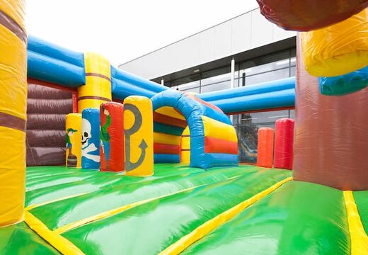 Hüpfburg zum thema piratenschiff mit rutsche und 3D-objekten für kinder. Bestellen sie hüpfburgen online bei JB-Hüpfburgen Deutschland