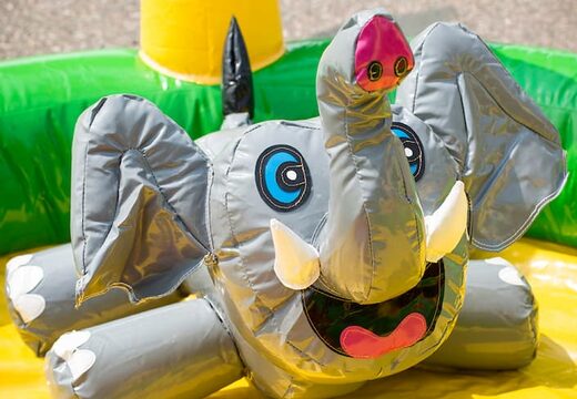 Kaufen sie eine playzone-hüpfburg im dschungel-design mit plastikbällen und 3D-objekten für kinder. Bestellen sie hüpfburgen online bei JB-Hüpfburgen Deutschland