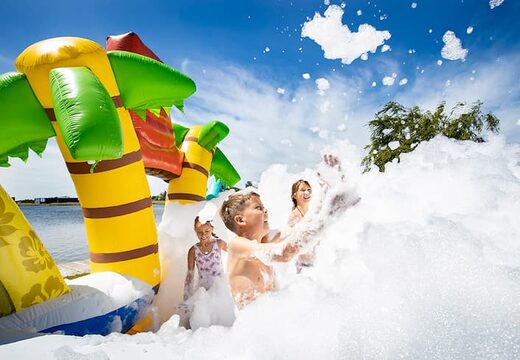 Öffnen sie den bubble park hawaii mit einem schaumhahn für kinder. Bestellen sie aufblasbare hüpfburgen bei JB-Hüpfburgen Deutschland