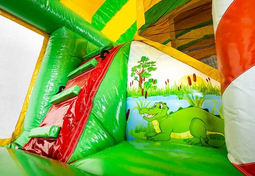 Kaufen sie jungleworld hüpfburg in einem einzigartigen design mit zwei eingängen, einer rutsche in der mitte und 3D-objekten für kinder. Bestellen sie hüpfburgen online bei JB-Hüpfburgen Deutschland