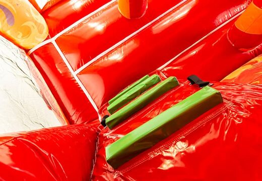 Indoor-multiplay-feuerwehr-hüpfburg in einzigartigem design mit zwei eingängen, einer rutsche in der mitte und 3D-objekten für kinder zum bestellen. Kaufen sie hüpfburgen online bei JB-Hüpfburgen Deutschland