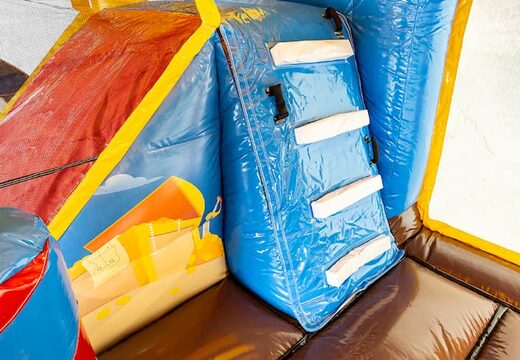 Aufblasbare multiplay-pirat-hüpfburg mit rutsche in der mitte und 3D-objekten für kinder. Bestellen sie hüpfburgen online bei JB-Hüpfburgen Deutschland