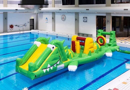 inflatable waterstormbaan te huur in zwembad met thema krokodil voor kinderen