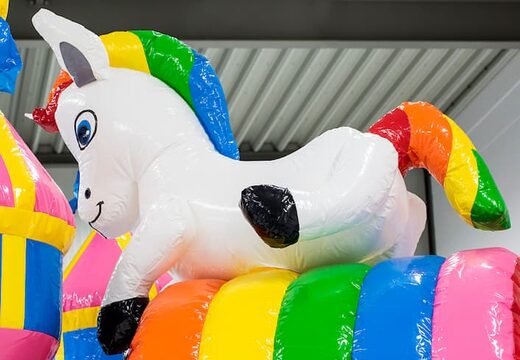 Mittelgroße aufblasbare multiplay-hüpfburg mit rutsche im feen-wunderland-design für kinder. Bestellen sie aufblasbare hüpfburgen online bei JB-Hüpfburgen Deutschland