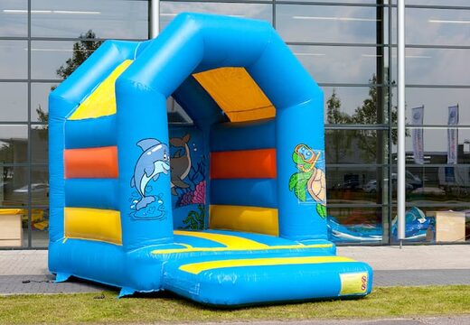 Klein overdekt springkussen te koop in thema seaworld voor kinderen