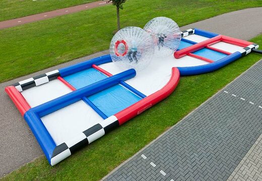 Rennen in aufblasbaren Bällen