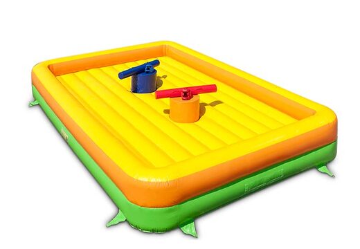 Gladiatoren spielen auf der Hüpfburg gegeneinander