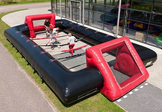 Tischfußballspiel mit lebenden Menschen