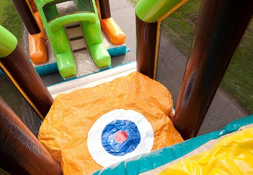 Springen Sie auf eine Hindernisparcours-Hüpfburg