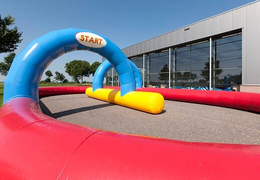 Rennstrecke mit blauer, gelber und roter Farbe