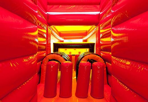 Hindernisse auf Hüpfburg-Hindernisparcours