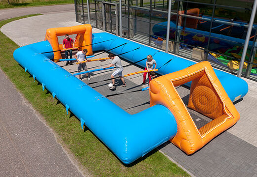 Kaufen Sie aufblasbaren blau-orangefarbenen Tischfußball mit einzigartigem Einstiegs-Schiebesystem für Kinder. Bestellen Sie jetzt aufblasbaren Tischfußball online bei JB Inflatables Niederlande