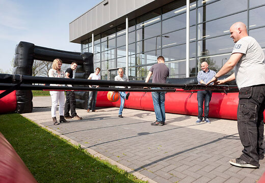 Kaufen Sie ein schwarz-rotes Tischfußballspiel mit einzigartigem Einstiegs-Schiebesystem ohne Boden für Kinder.