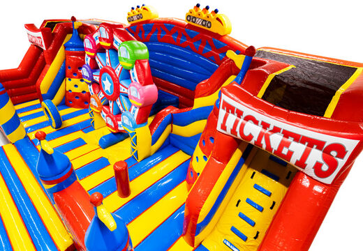 Innenbereich von Slideworld im Achterbahn-Thema