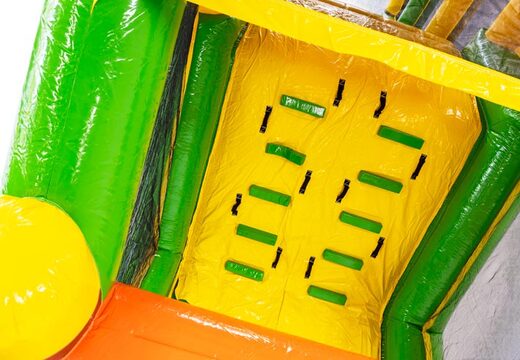 Kletterwand des Hindernisbahn-Moduls Base Jump