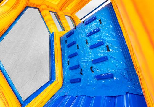 Kletterwand des Base-Jump-Moduls im Hindernisparcours