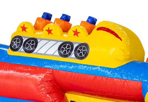 Achterbahnwagen auf aufblasbarem Hindernisparcours blau rot gelb