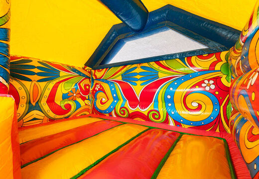 Gelb-orange Blumen im Inneren der Rutschen-Kombi Paradiesinsel